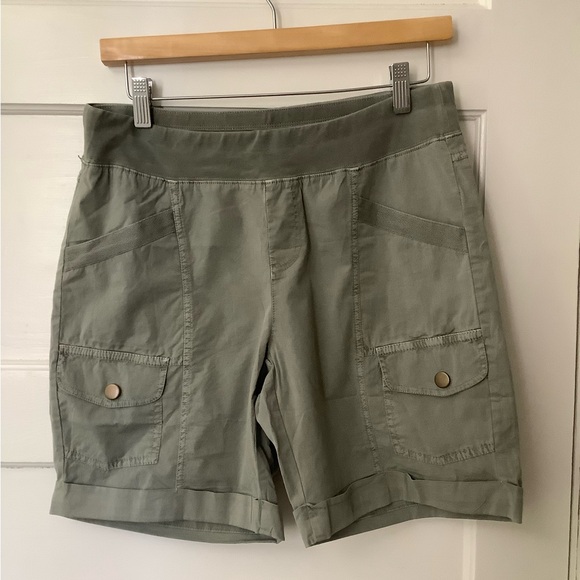 Wearables khaki green cargo short new with tag. Super soft - Picture 3 of 5
